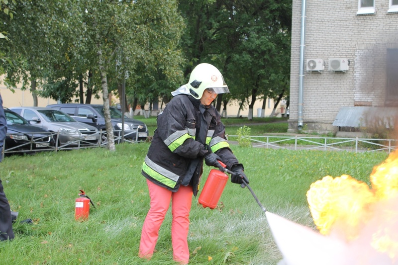 В СПб ГБУЗ «Городская больница № 33» возобновились занятия по борьбе с пожаром с использованием огнетушителей